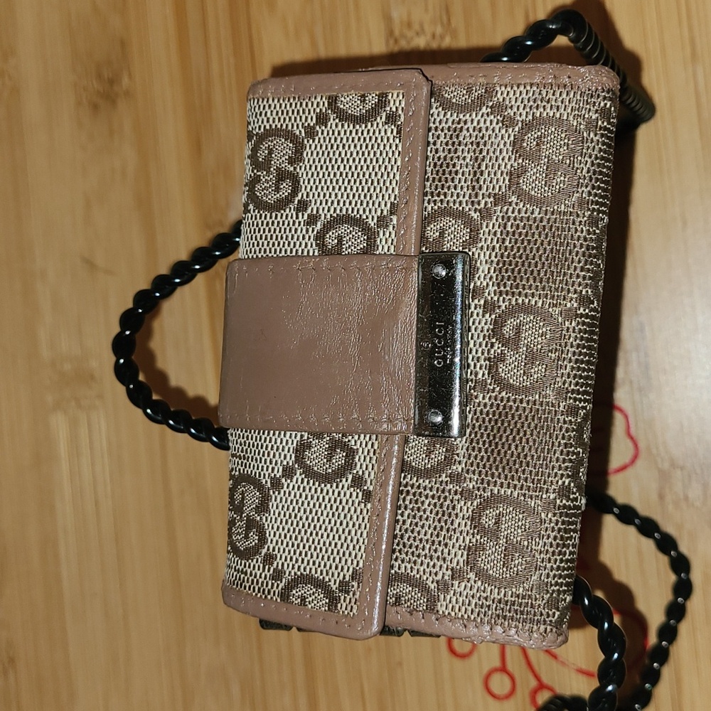Gucci  key holder with serial number